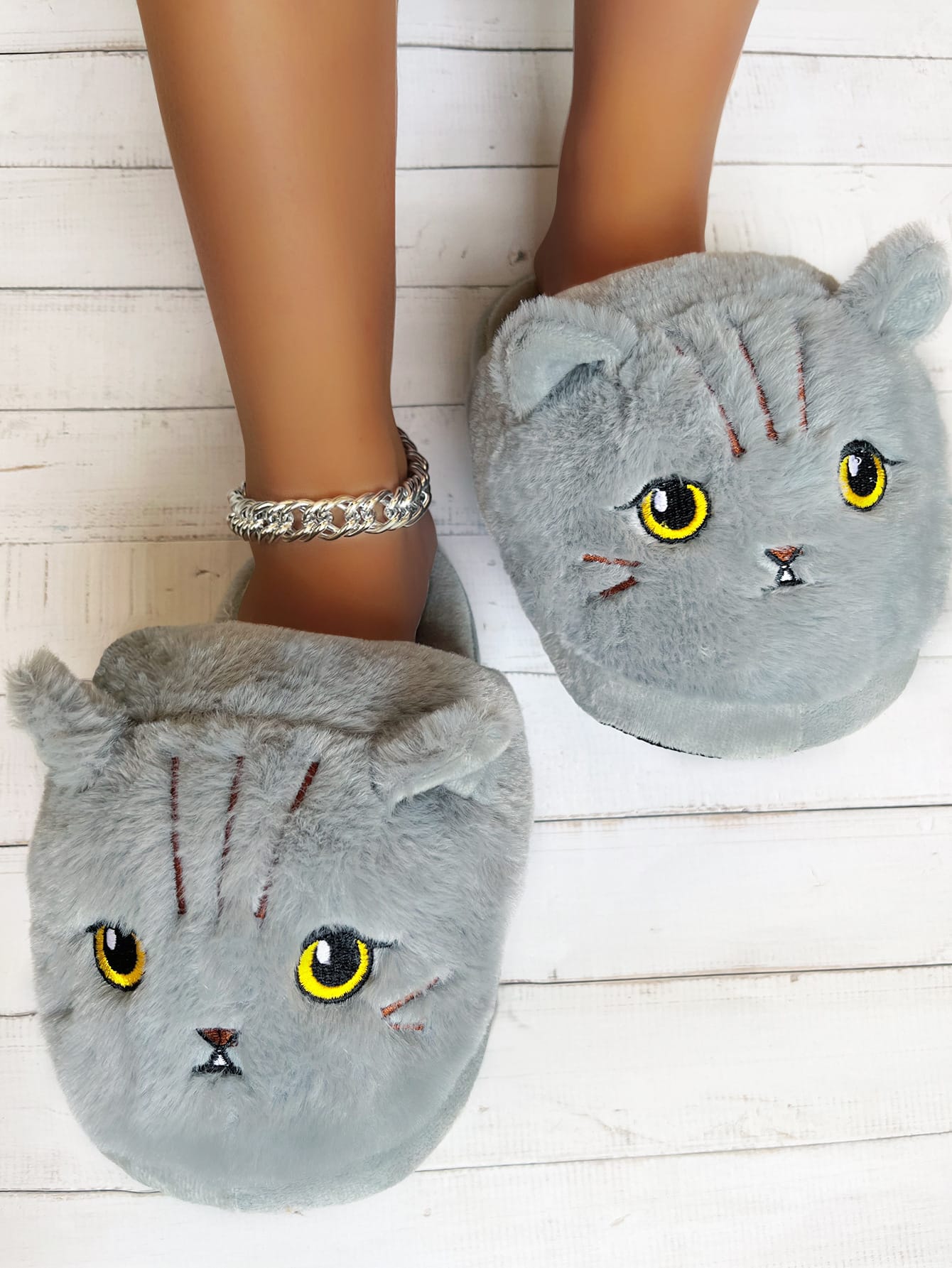 1cb578b3-4aed-4040-87a4-cea158347e89.jpg Realistic cat slippers