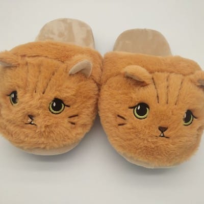 687271fe-e928-4909-adab-3ad352947a86.jpg Realistic cat slippers