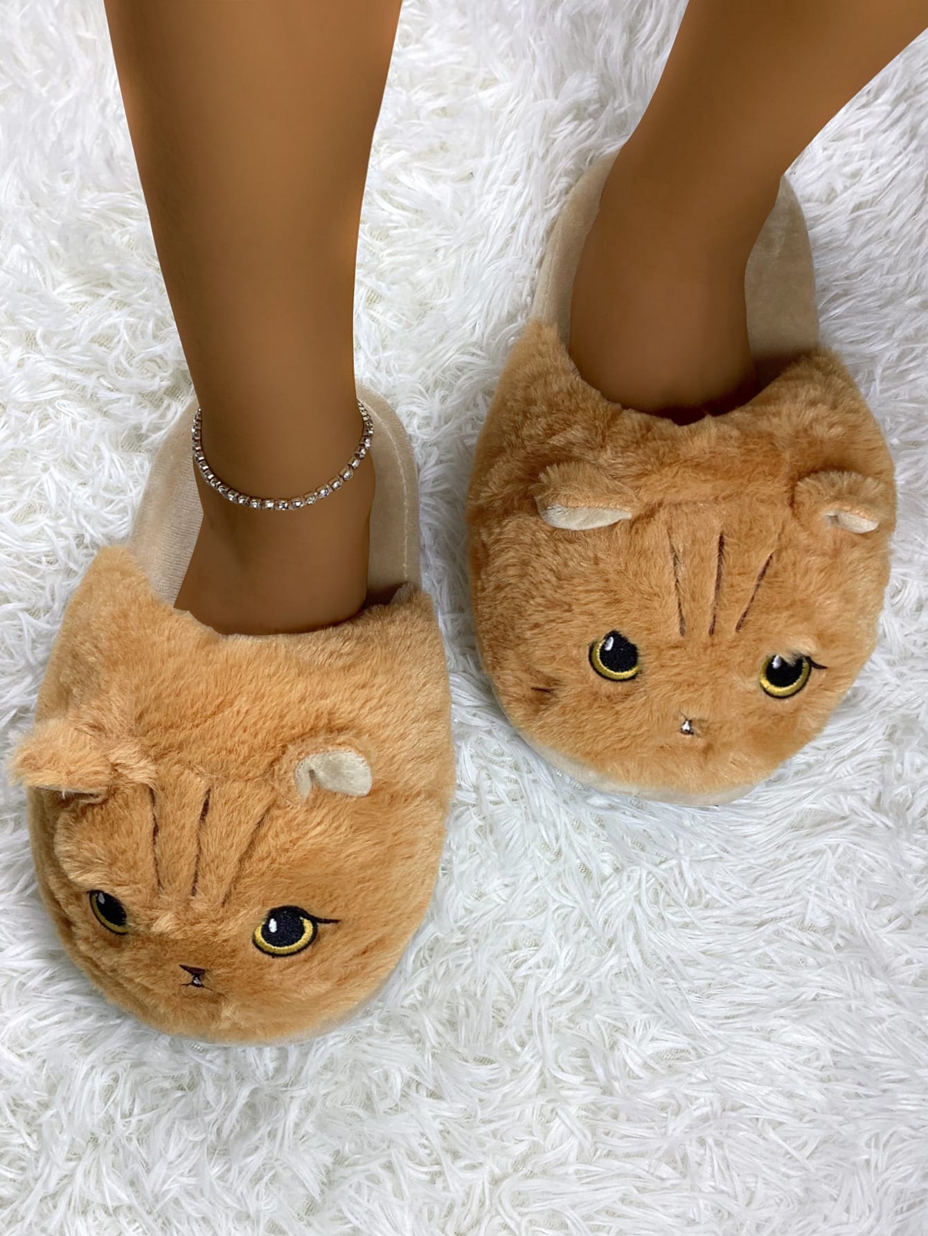 b90f11ac-313e-4994-a6ee-cf10196c92bc.jpg Realistic cat slippers